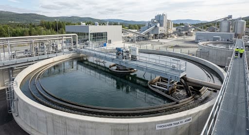 MTP thickener tank Ø45m with rotating bridge mechanism at an operating mineral processing plant